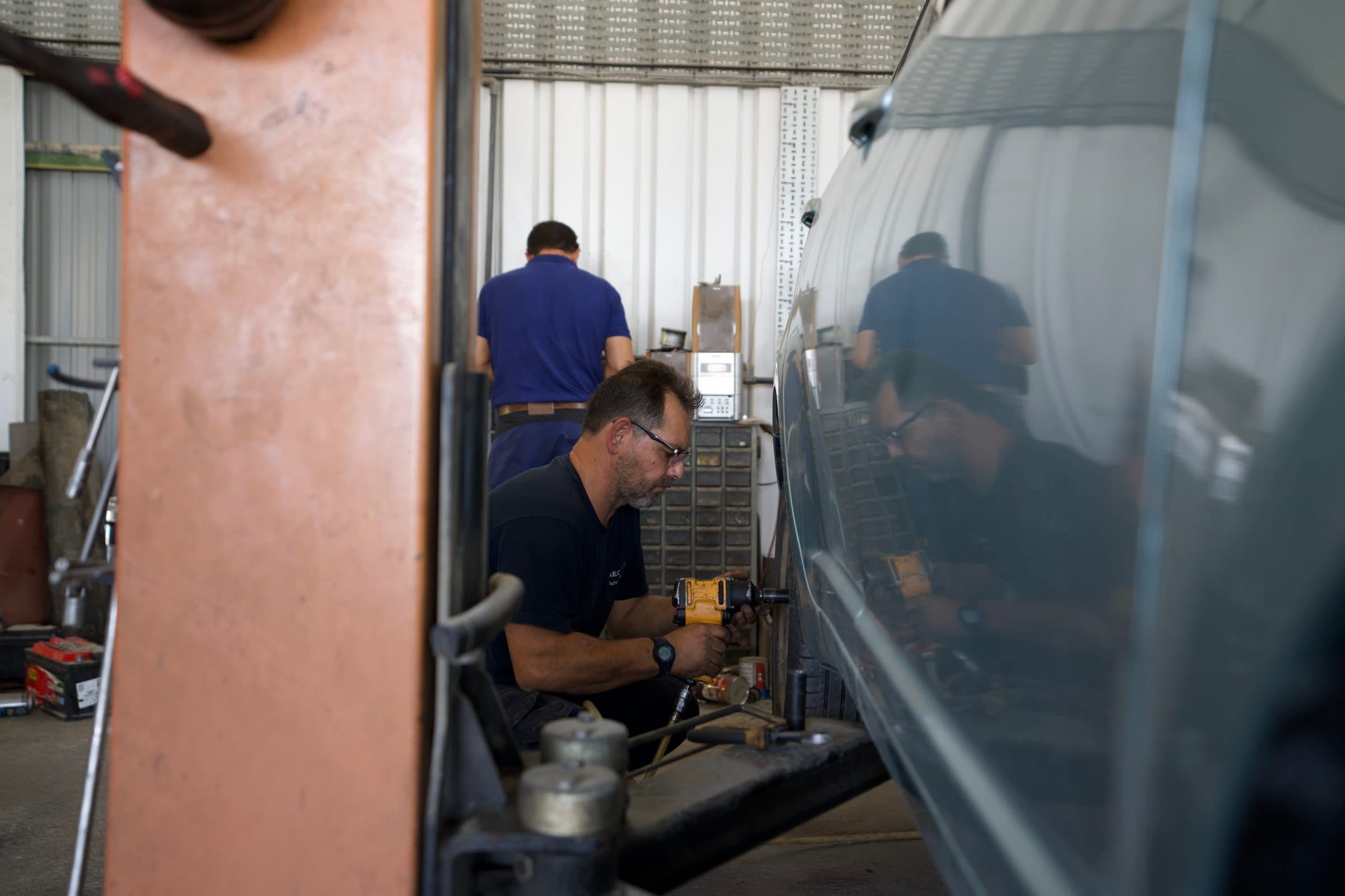 Tightening wheel nuts with an impact wrench